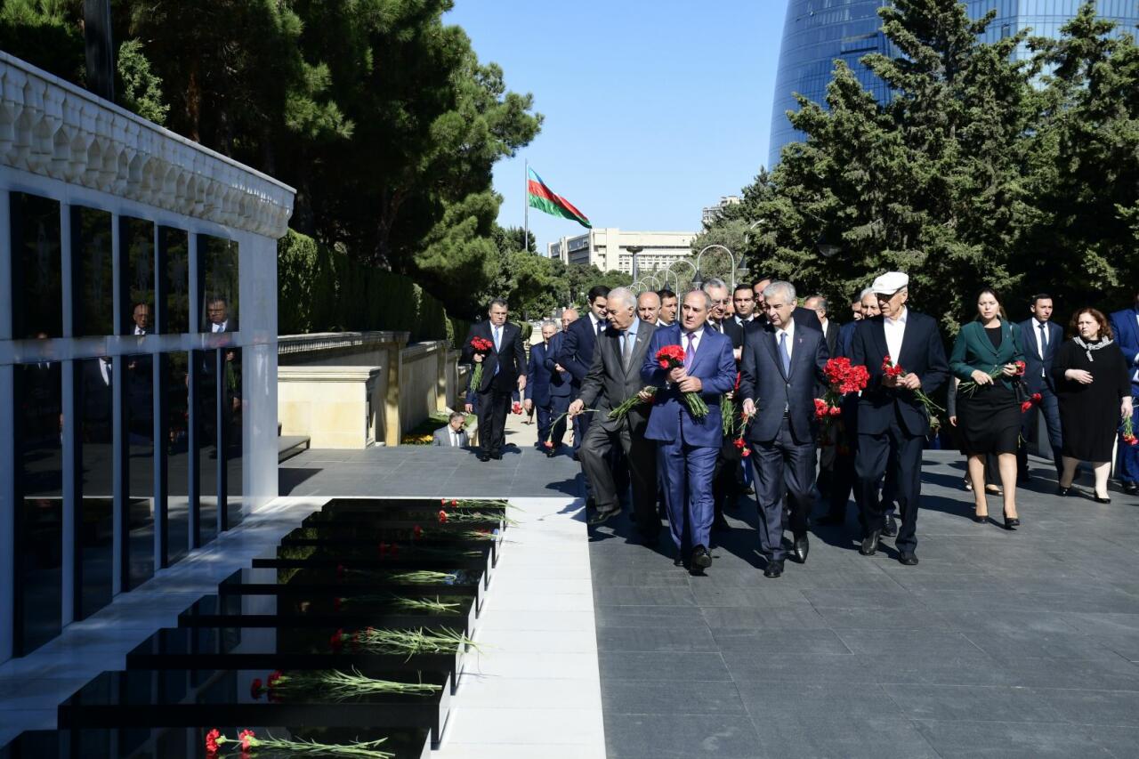 YAP nümayəndələri ulu öndər Heydər Əliyevin məzarını və Şəhidlər xiyabanlarını ziyarət ediblər