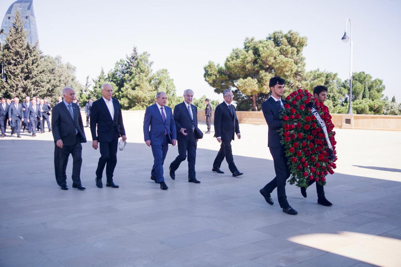 YAP nümayəndələri ulu öndər Heydər Əliyevin məzarını və Şəhidlər xiyabanlarını ziyarət ediblər