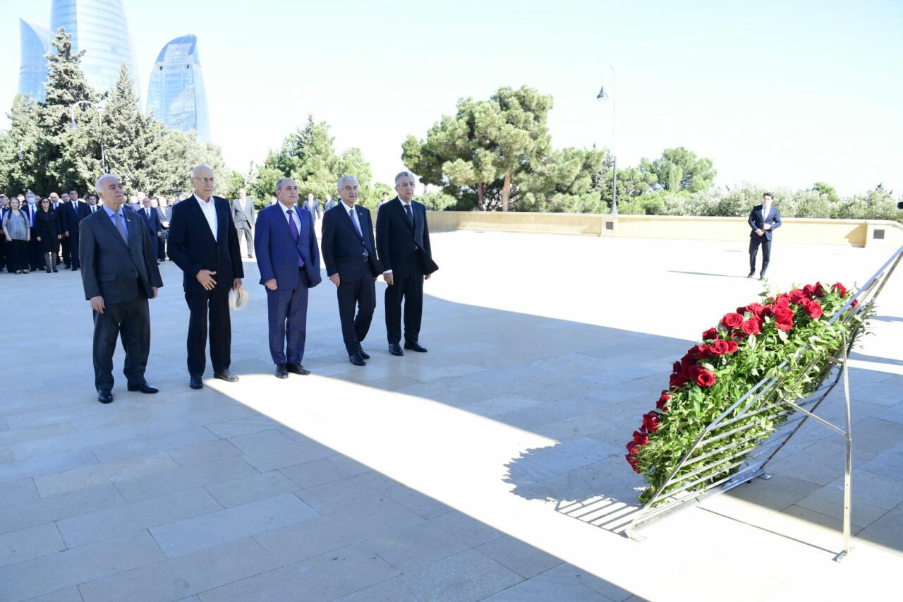 YAP nümayəndələri ulu öndər Heydər Əliyevin məzarını və Şəhidlər xiyabanlarını ziyarət ediblər