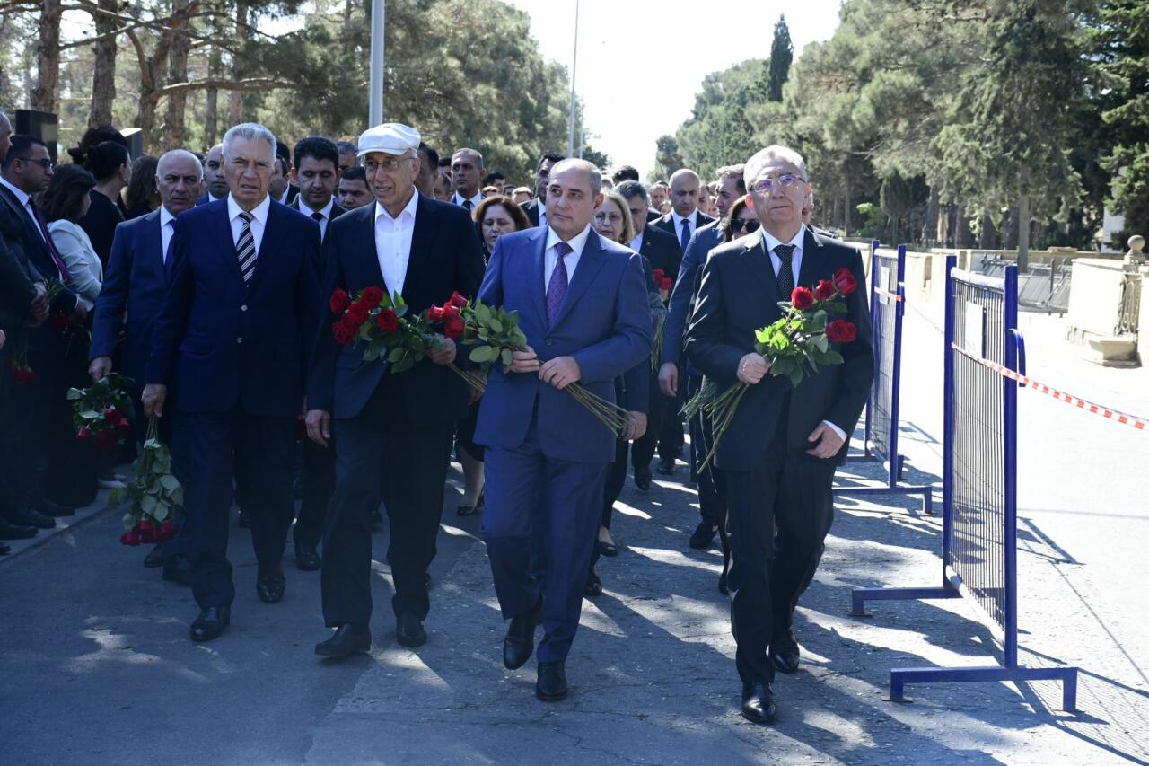 YAP nümayəndələri ulu öndər Heydər Əliyevin məzarını və Şəhidlər xiyabanlarını ziyarət ediblər