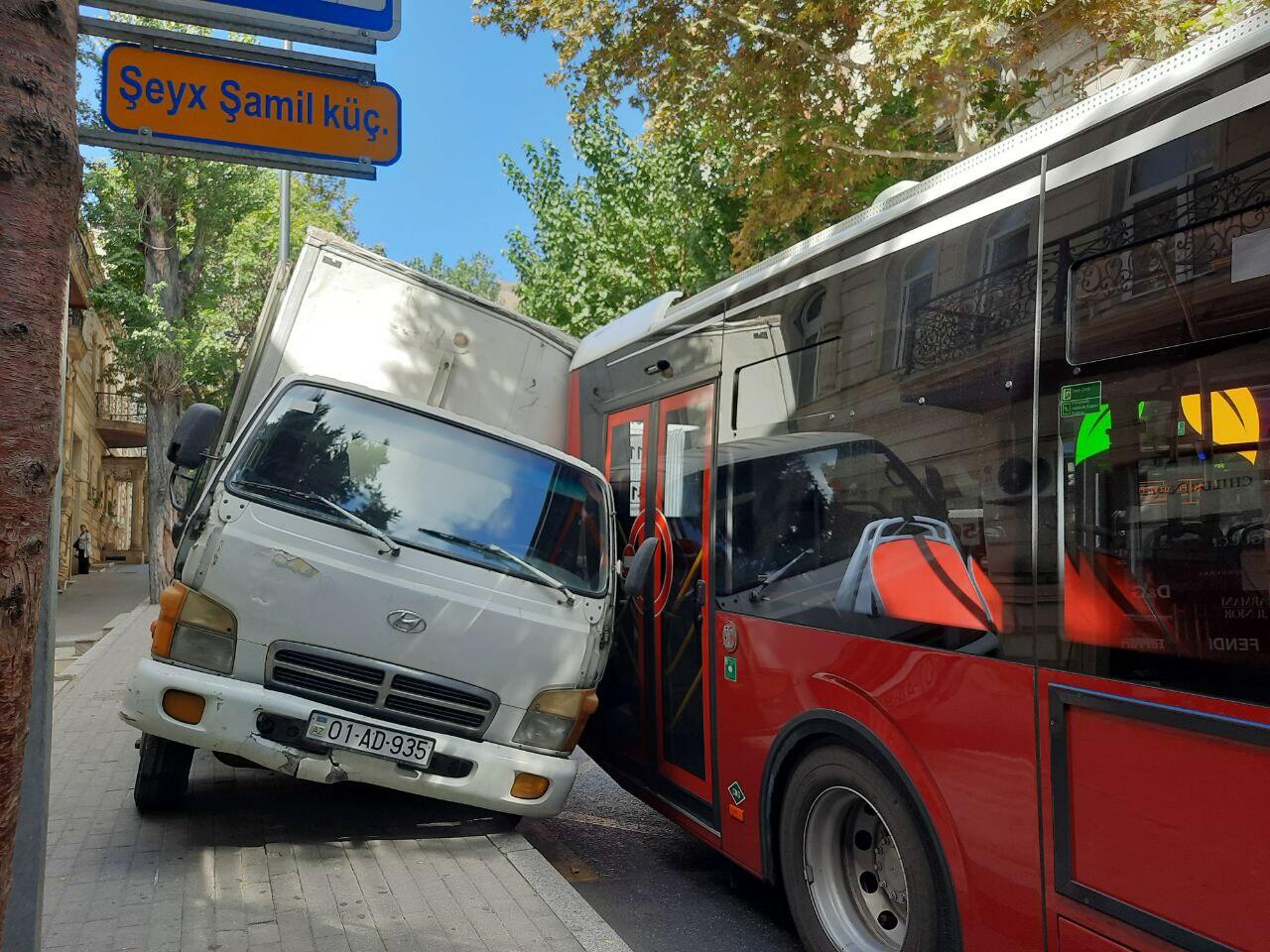 Авария в центре Баку