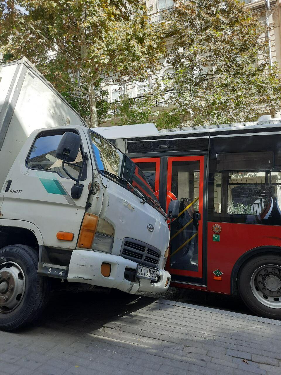 Авария в центре Баку