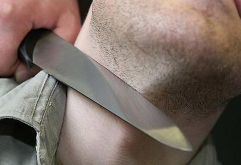 В Баку 37-летнему мужчине перерезали горло