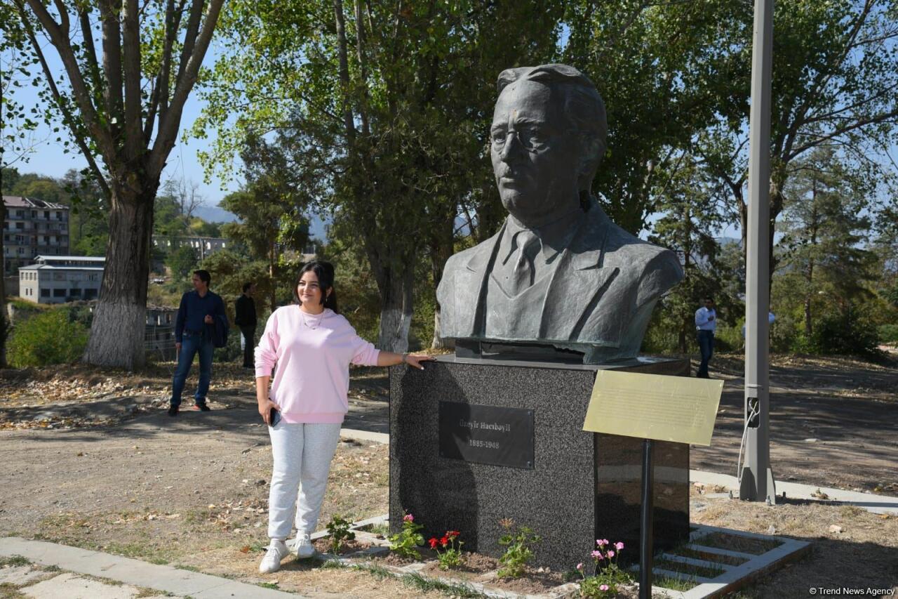 Участники I Форума мозговых центров Азербайджана в историческом центре города Шуша