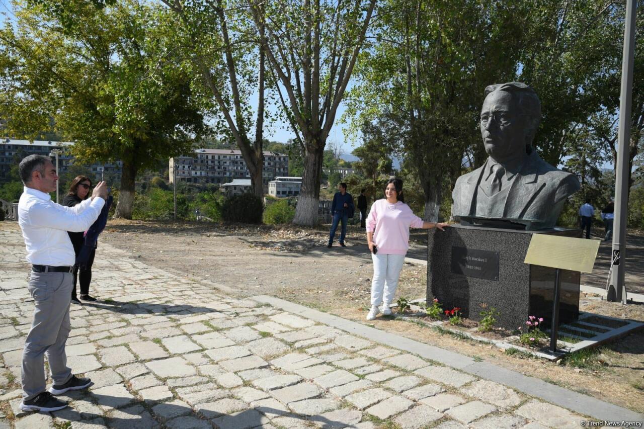 Участники I Форума мозговых центров Азербайджана в историческом центре города Шуша