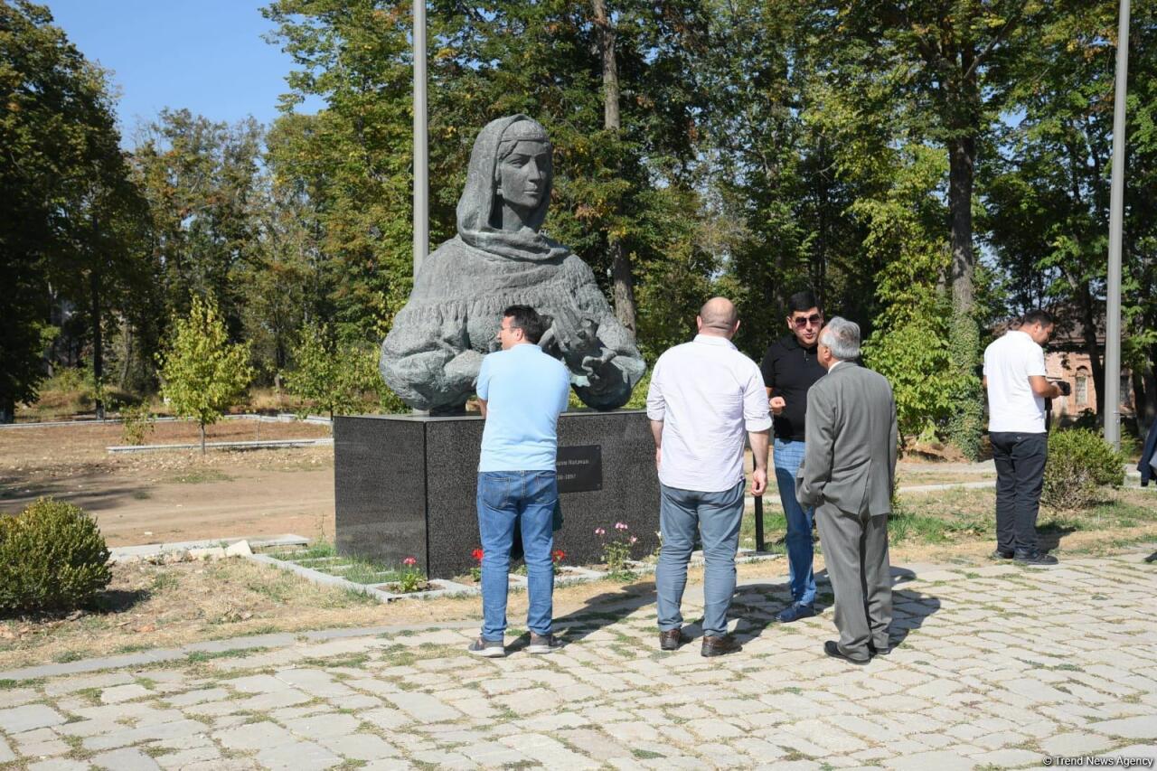 Участники I Форума мозговых центров Азербайджана в историческом центре города Шуша