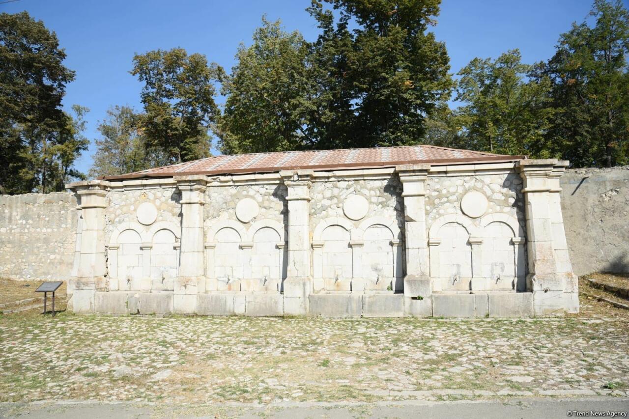 Участники I Форума мозговых центров Азербайджана в историческом центре города Шуша