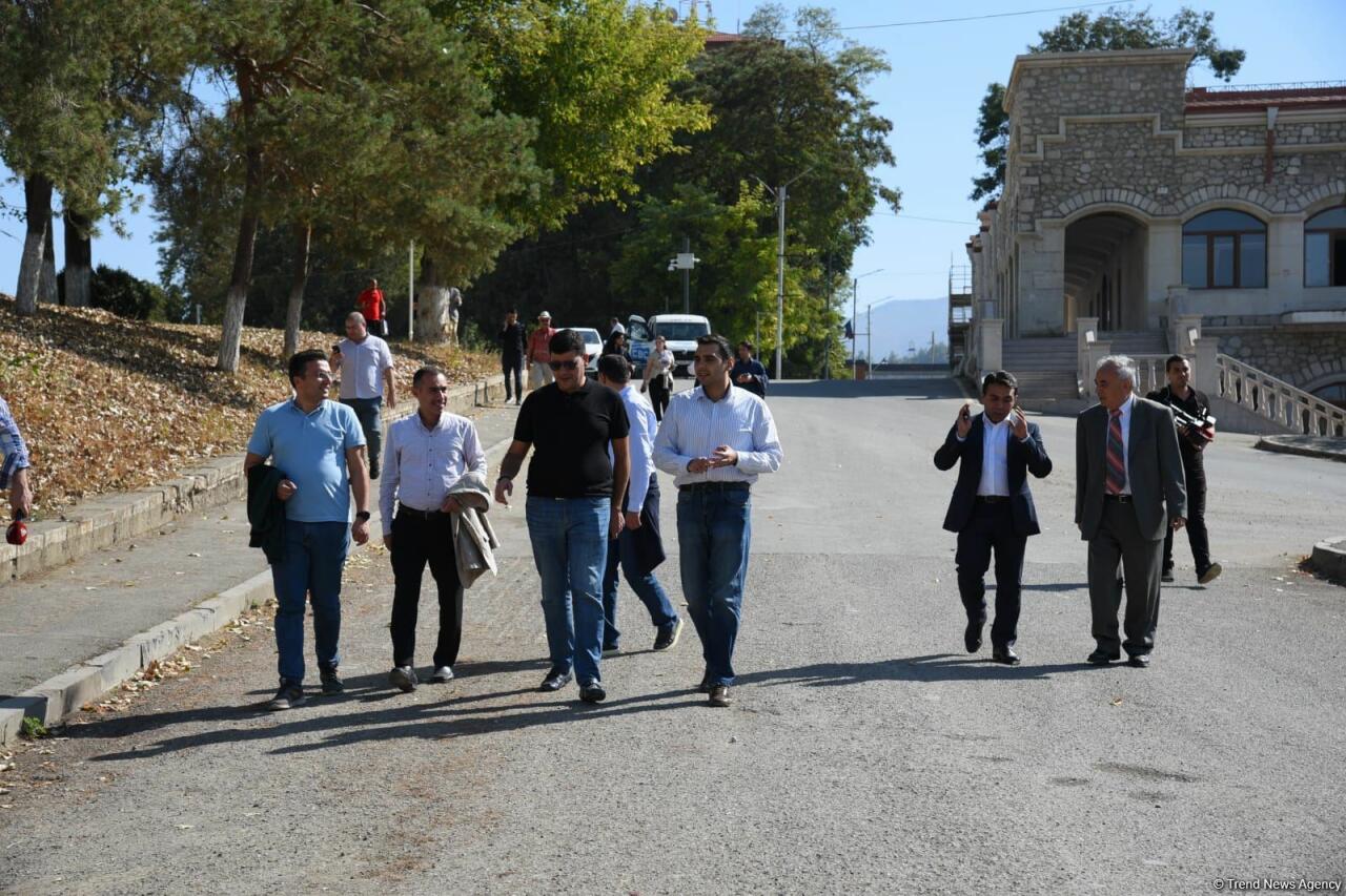 Участники I Форума мозговых центров Азербайджана в историческом центре города Шуша