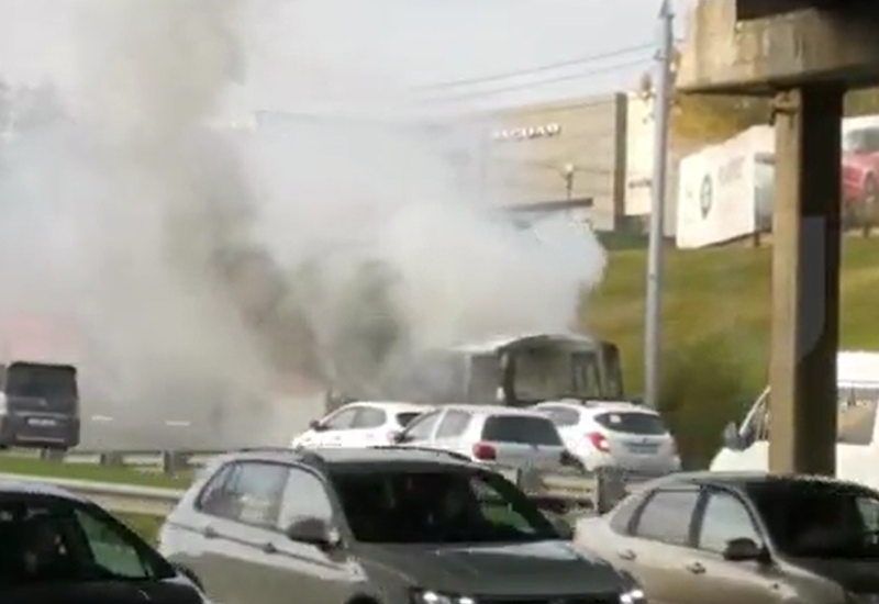 Автобус сгорел дотла прямо на дороге в Красноярске