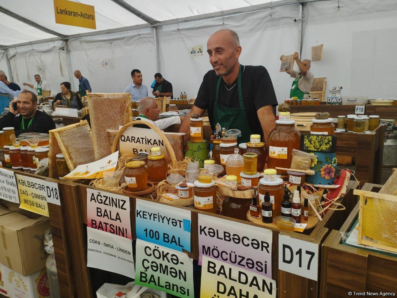 В Баку на ярмарке представлен мед, произведенный в Восточном Зангезуре и Карабахе