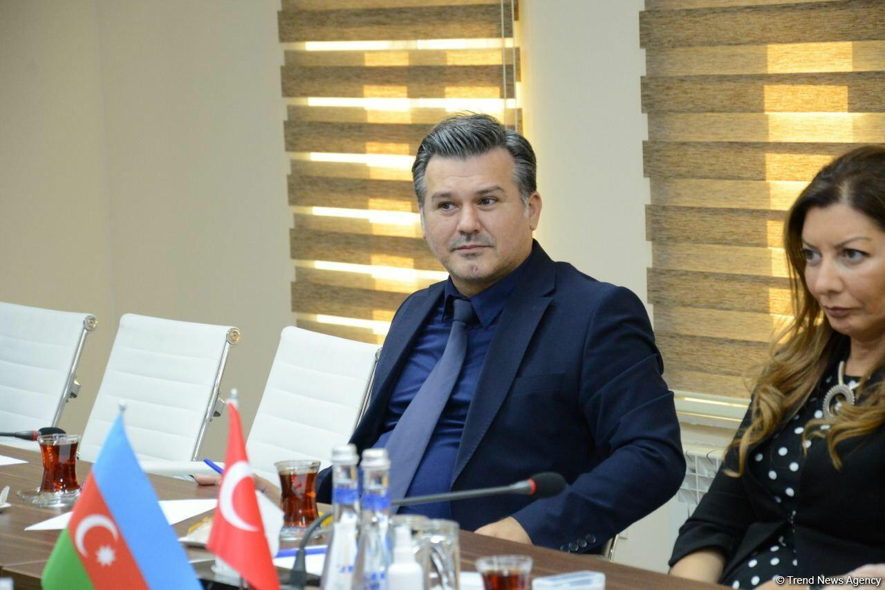 Состоялась встреча между руководством Агентства развития медиа Азербайджана и DHA