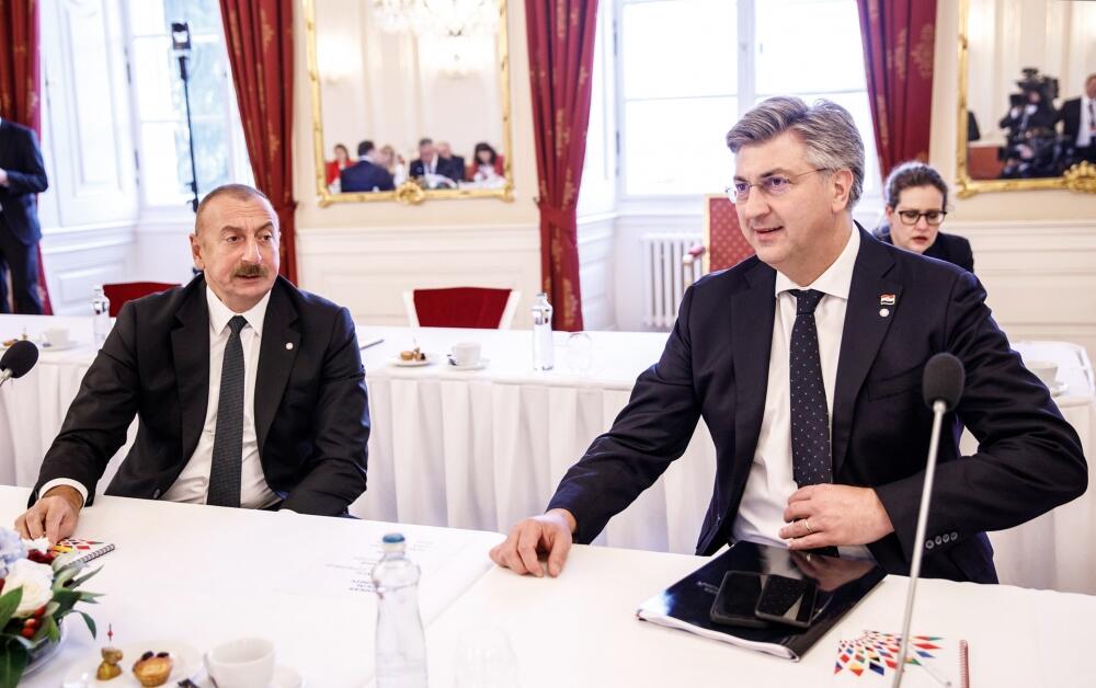 Президент Ильхам Алиев принял участие в круглом столе на тему «Мир и безопасность на европейском континенте» в Праге