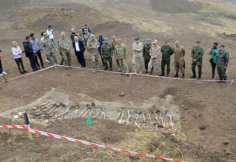 Военные атташе в Азербайджане посетили массовое захоронение в Ходжавенде