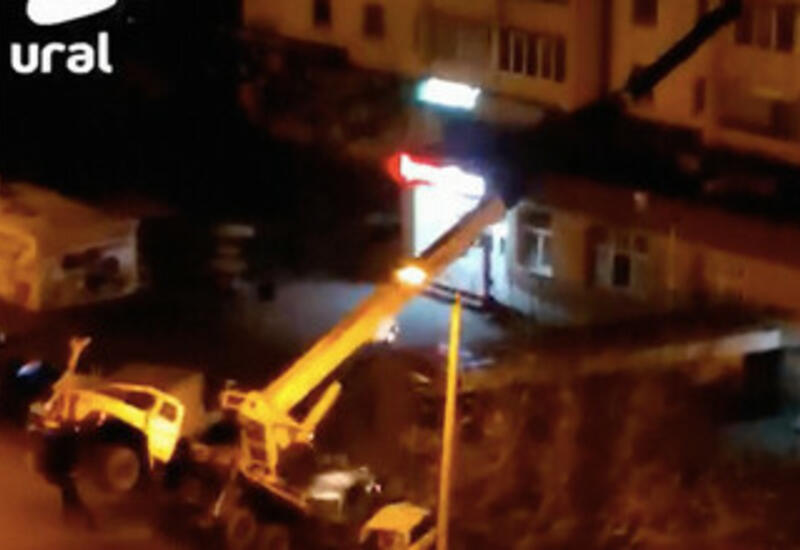 В Челябинске автокран пытался поднять ларек, но завалился на парковку с машинами