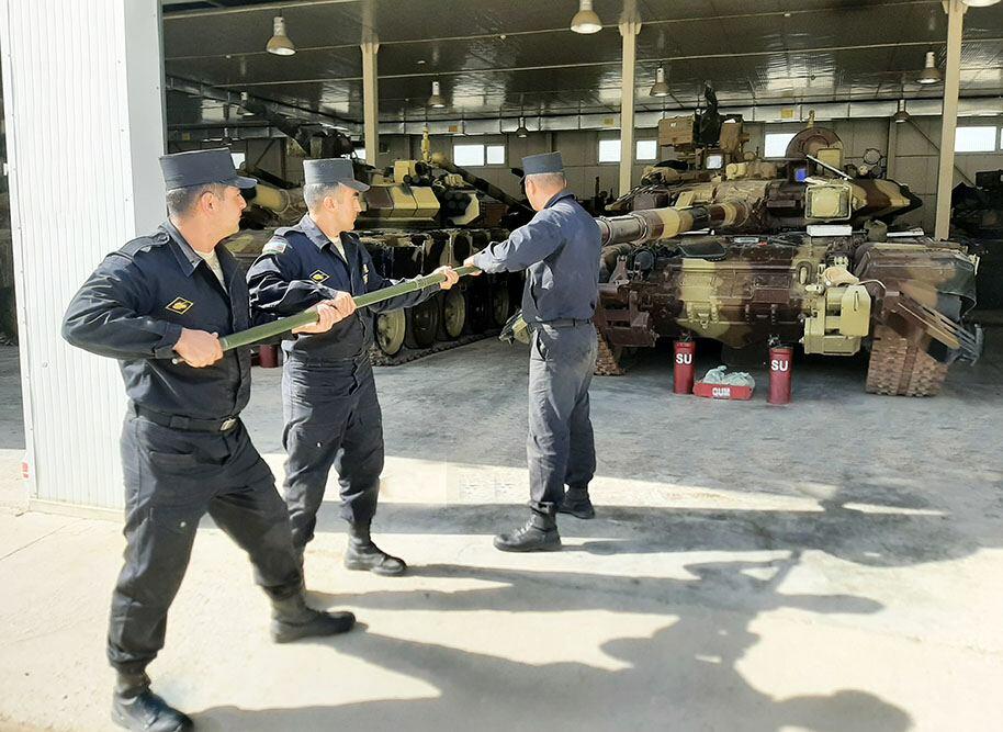 Вооружение и военная техника азербайджанской армии переводятся на осенне-зимний режим эксплуатации