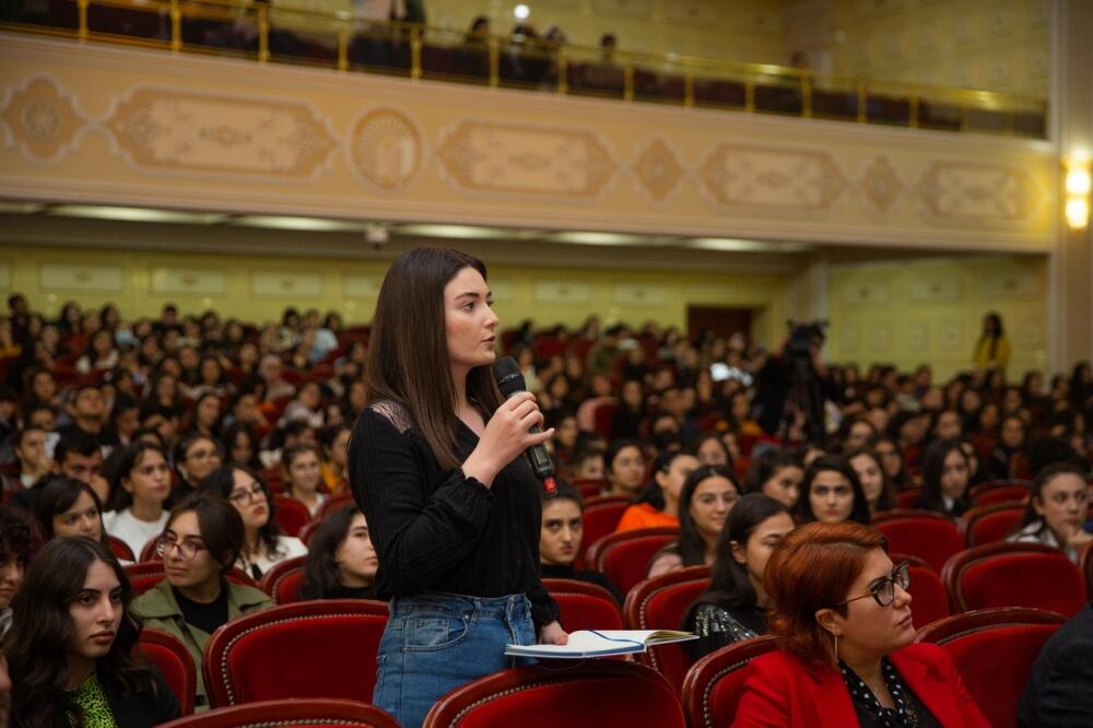 Məşhur kosmoloq, astrofizik Lorens Kraus Bakıda səfərdədir