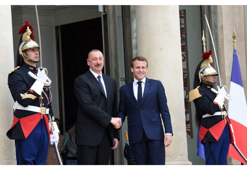 Президент Франции Эммануэль Макрон позвонил Президенту Ильхаму Алиеву