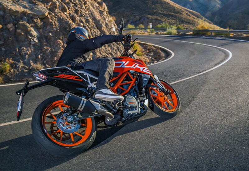 Упавший с мотоцикла байкер сорвался со скалы