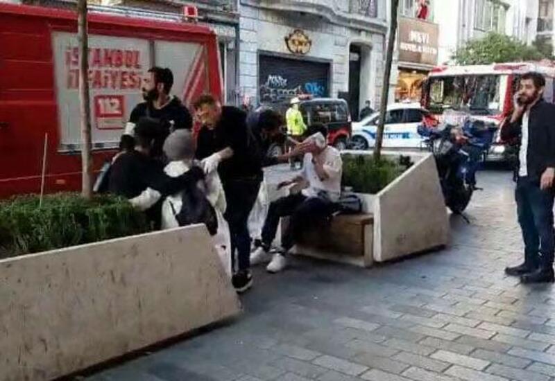 İstanbulda həkimlərin yaralıları təxliyə etdiyi anların görüntüləri yayılıb
