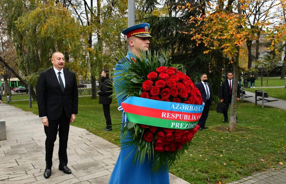 Президент Ильхам Алиев посетил памятники общенациональному лидеру Гейдару Алиеву и Милораду Павичу в парке Ташмайдан в Белграде