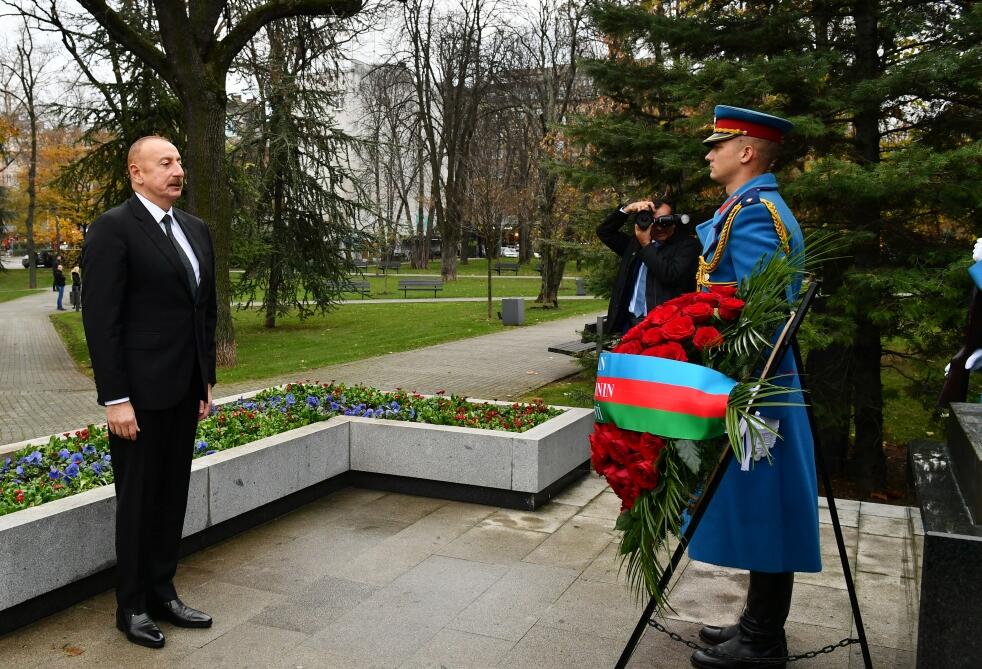 Президент Ильхам Алиев посетил памятники общенациональному лидеру Гейдару Алиеву и Милораду Павичу в парке Ташмайдан в Белграде