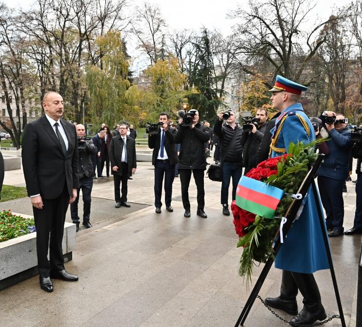 Президент Ильхам Алиев посетил памятники общенациональному лидеру Гейдару Алиеву и Милораду Павичу в парке Ташмайдан в Белграде