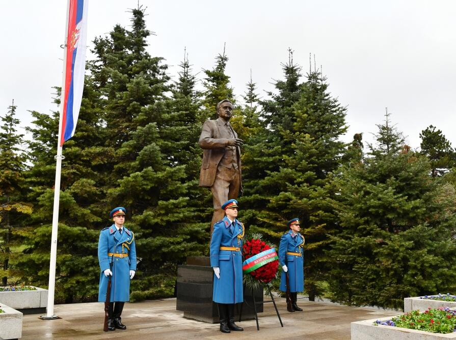 Президент Ильхам Алиев посетил памятники общенациональному лидеру Гейдару Алиеву и Милораду Павичу в парке Ташмайдан в Белграде