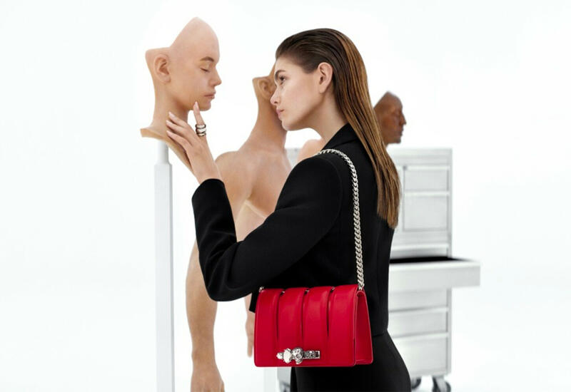 Кайя Гербер стала лицом новой рекламной кампании Alexander McQueen