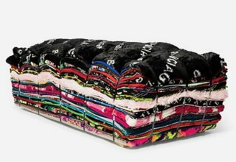Balenciaga начал продавать матрасы