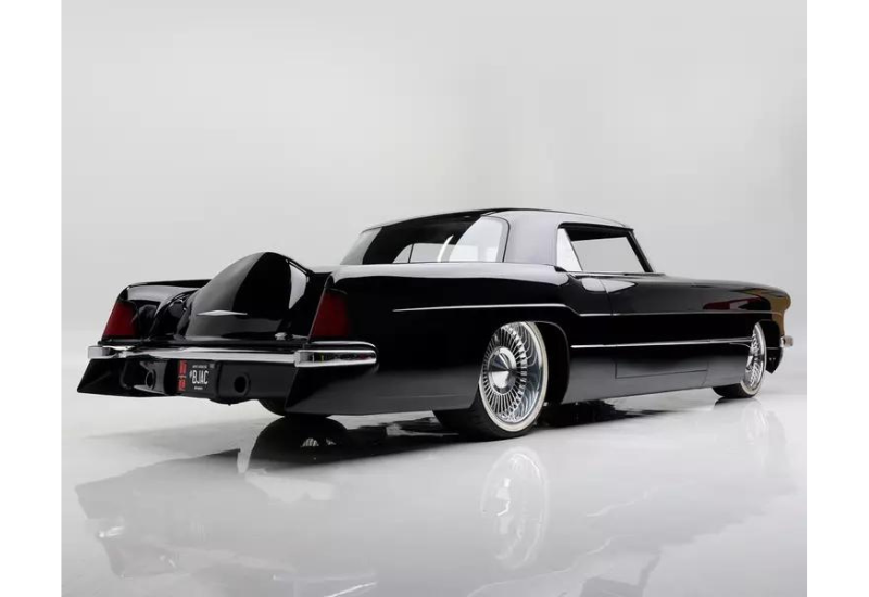 Классический Lincoln Continental превратили в уникальный рестомод