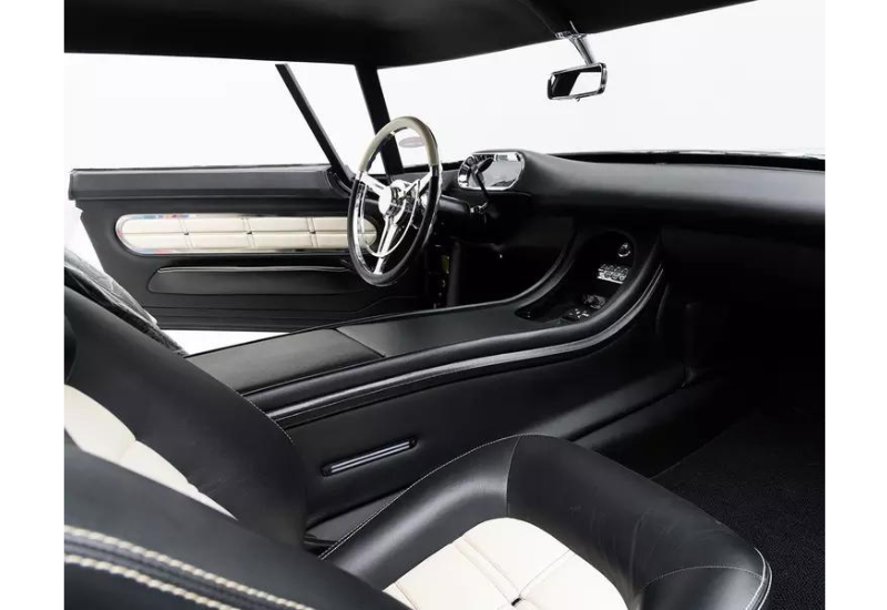 Классический Lincoln Continental превратили в уникальный рестомод