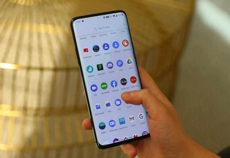 İş yoldaşının telefonuna gizli proqram yazıb görüntülərini