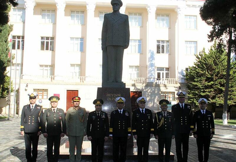 Командующий ВМС Пакистана посетил Военный институт и воинскую часть в Азербайджане