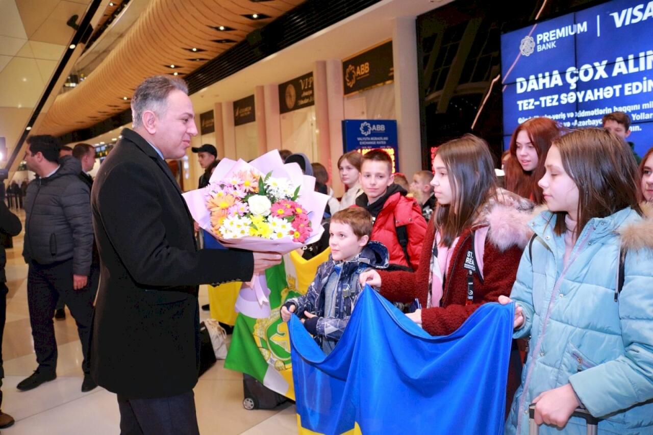 В Баку доставлена группа детей и подростков из Украины