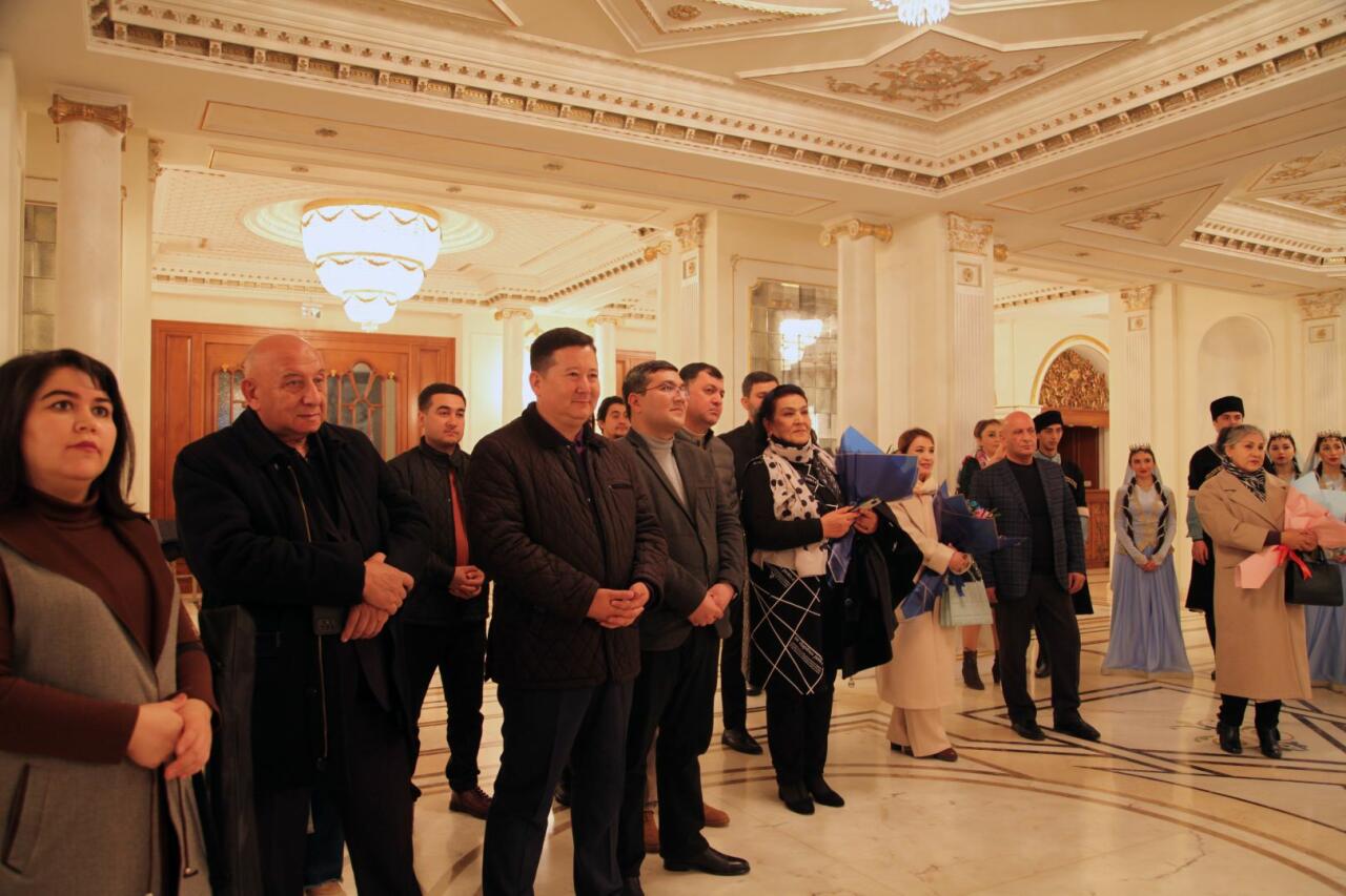 Радушный прием в Баку актеров из Узбекистана