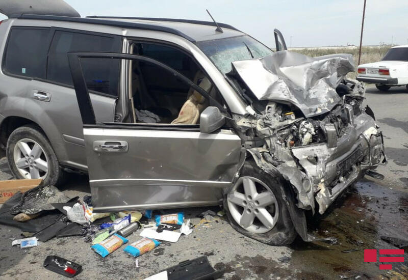 В Азербайджане автомобиль врезался в дерево,
