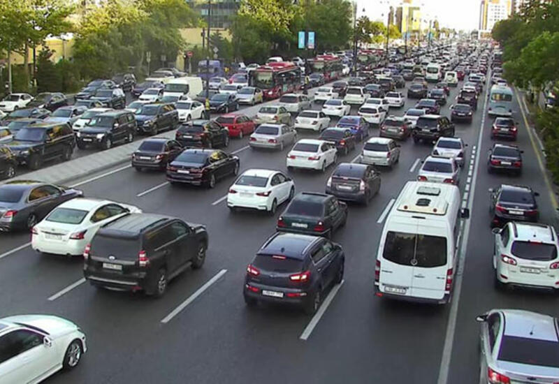 На каких улицах Баку затруднено движение?