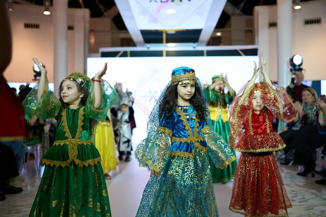 Azerbaijan Fashion Week 2022 – от одеяний кочевников и элегантных хиджабов до волшебной птицы Хумо