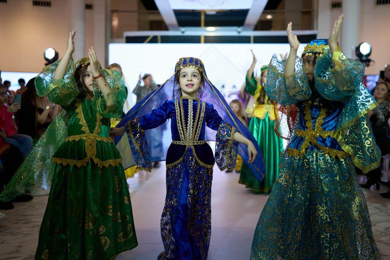 Azerbaijan Fashion Week 2022 – от одеяний кочевников и элегантных хиджабов до волшебной птицы Хумо