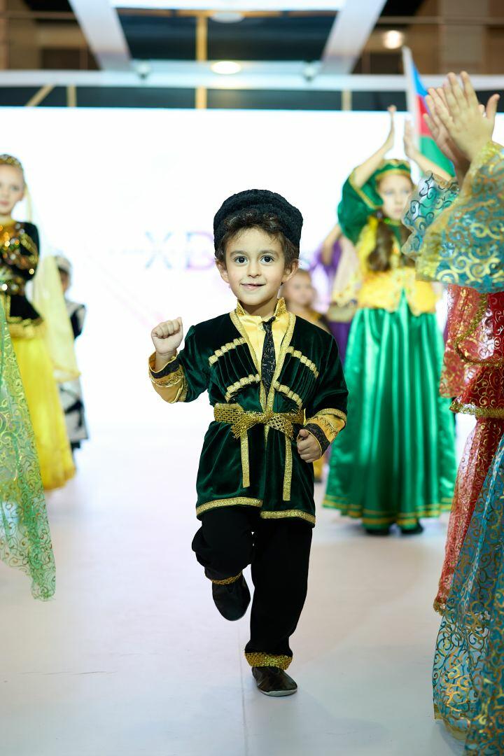 Azerbaijan Fashion Week 2022 – от одеяний кочевников и элегантных хиджабов до волшебной птицы Хумо