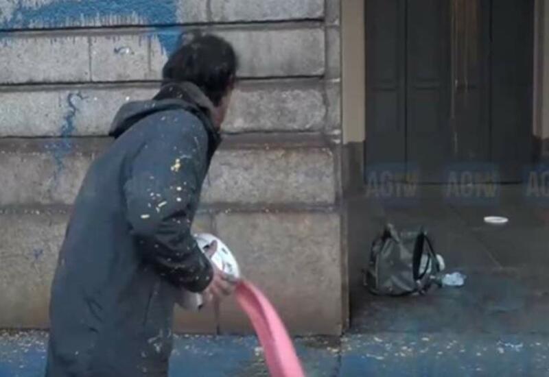 Экоактивисты облили краской вход в театр «Ла Скала» в Милане