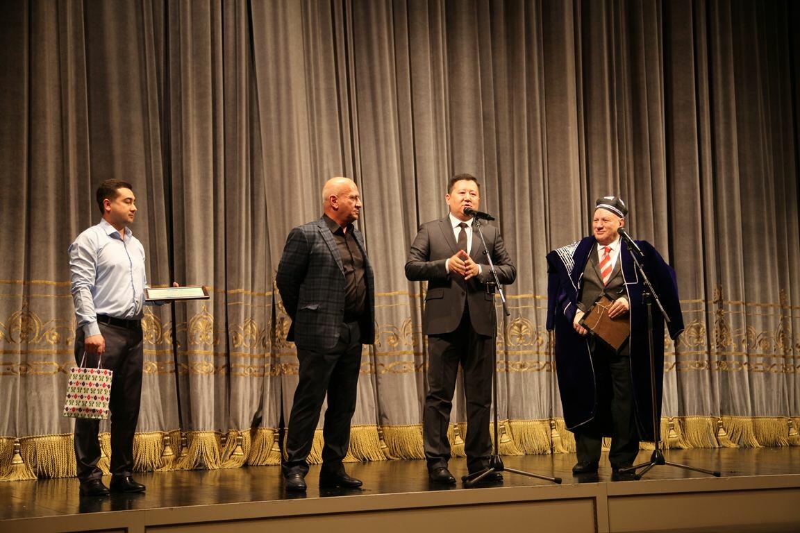 Узбекский театр удостоен почетной грамоты минкультуры Азербайджана