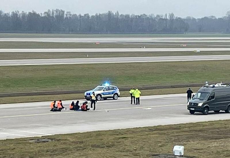 Экоактивисты приклеили себя к взлетно-посадочной полосе в аэропорту