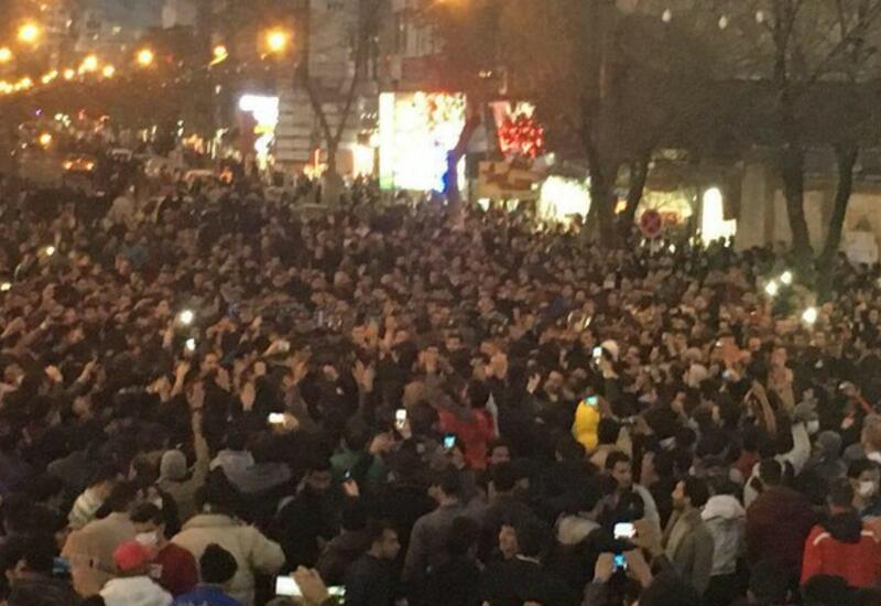 Протесты в Иране: тысячи людей собираются на центральной площади