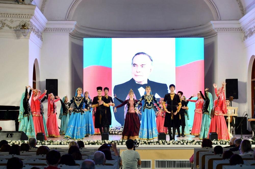 Filarmoniyada Heydər Əliyevin anım gününə həsr olunmuş tədbir keçirilib