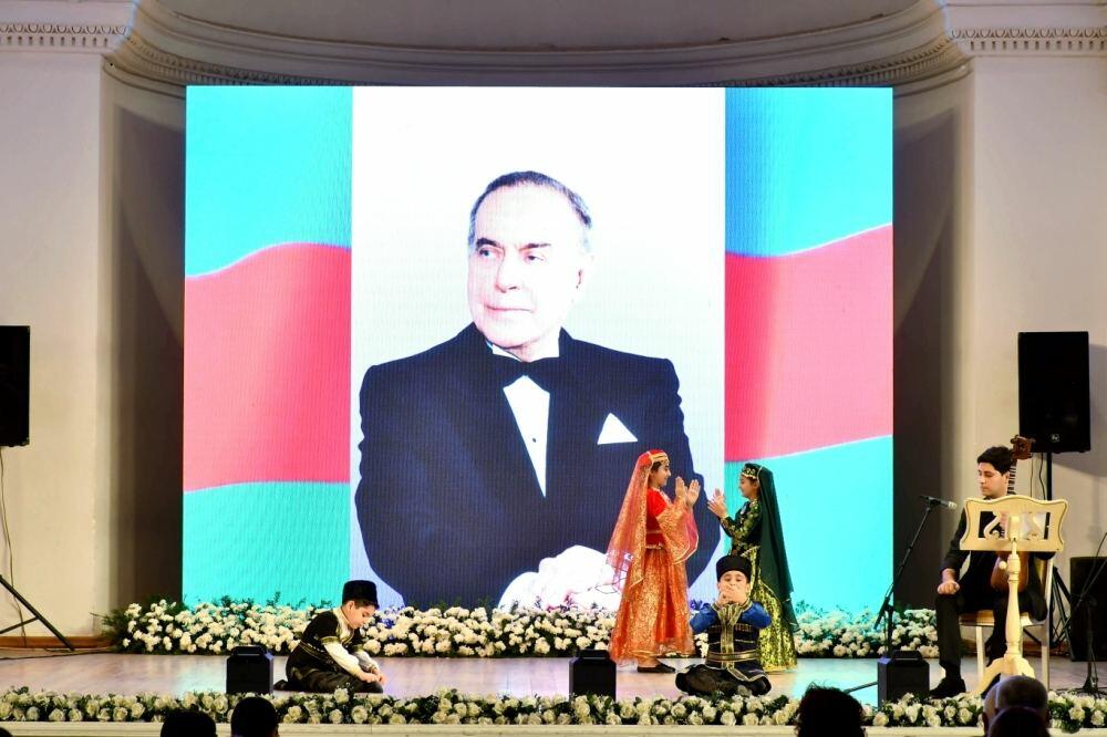 Filarmoniyada Heydər Əliyevin anım gününə həsr olunmuş tədbir keçirilib