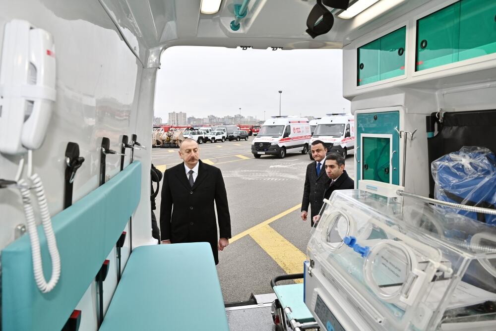 Президент Ильхам Алиев ознакомился с новоприобретенной техникой специального назначения и автомобилями скорой медицинской помощи