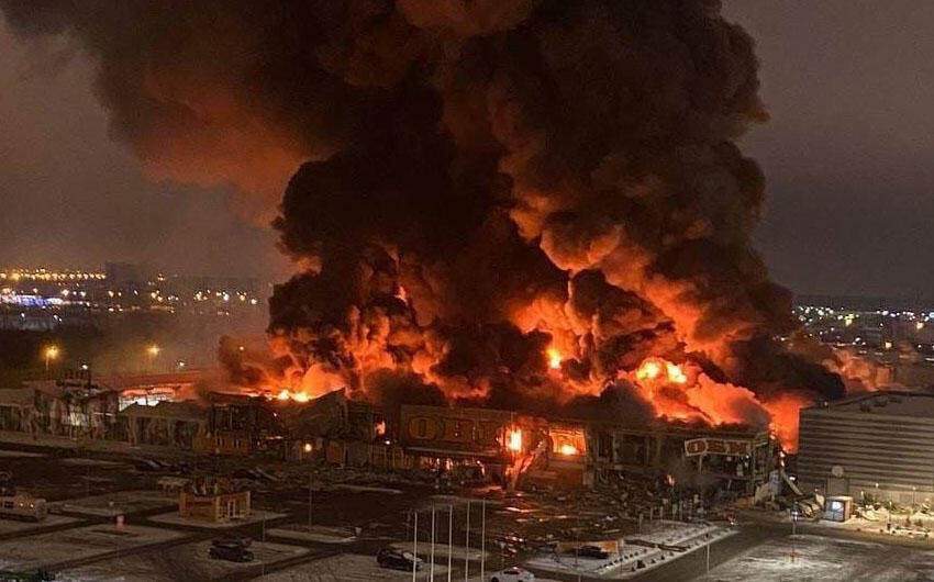 Сильный пожар в крупном торговом центре в Москве