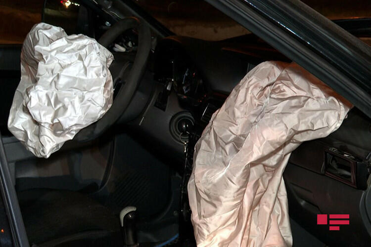 В Баку столкнулись два автомобиля,