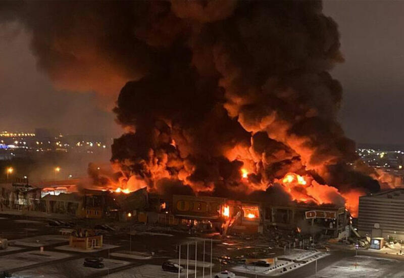 Сильный пожар в крупном торговом центре в Москве